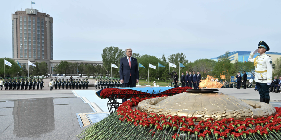 Касым-Жомарт Токаев возложил цветы к монументу «Отан Ана»