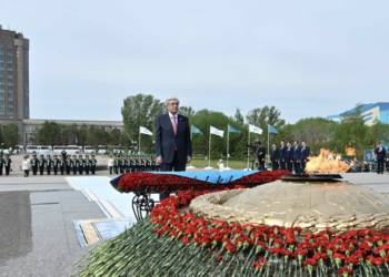 Касым-Жомарт Токаев возложил цветы к монументу «Отан Ана»