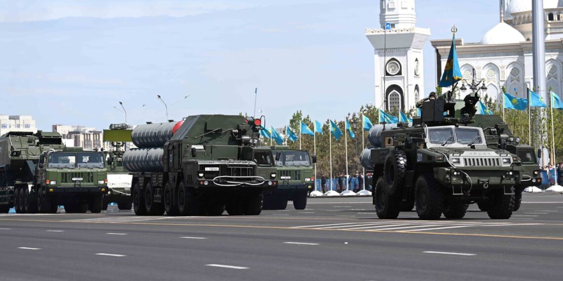 Военный парад в Астане прошел с исключительной торжественностью