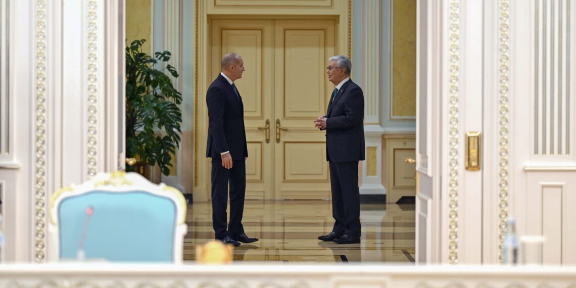 Глава государства провел переговоры с президентом Болгарии