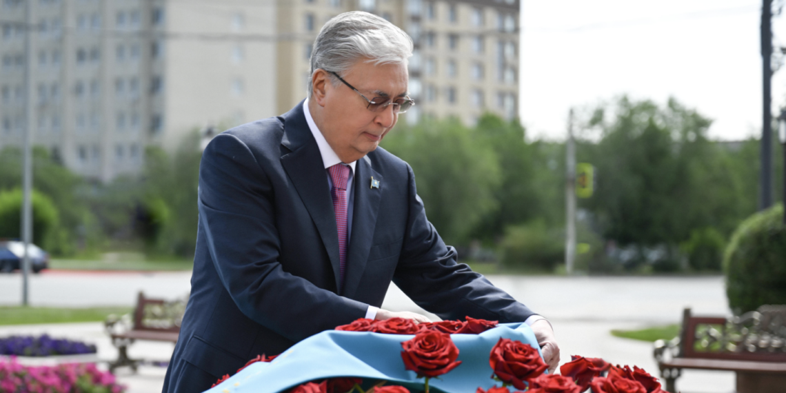 Токаев возложил цветы к Мемориальному комплексу Героя Советского Союза Алии Молдагуловой