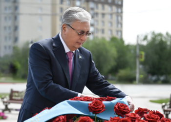 Токаев возложил цветы к Мемориальному комплексу Героя Советского Союза Алии Молдагуловой