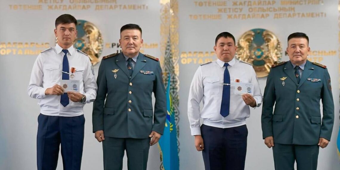 В Жетысу наградили полицейских, спасших тонувших в водоеме людей