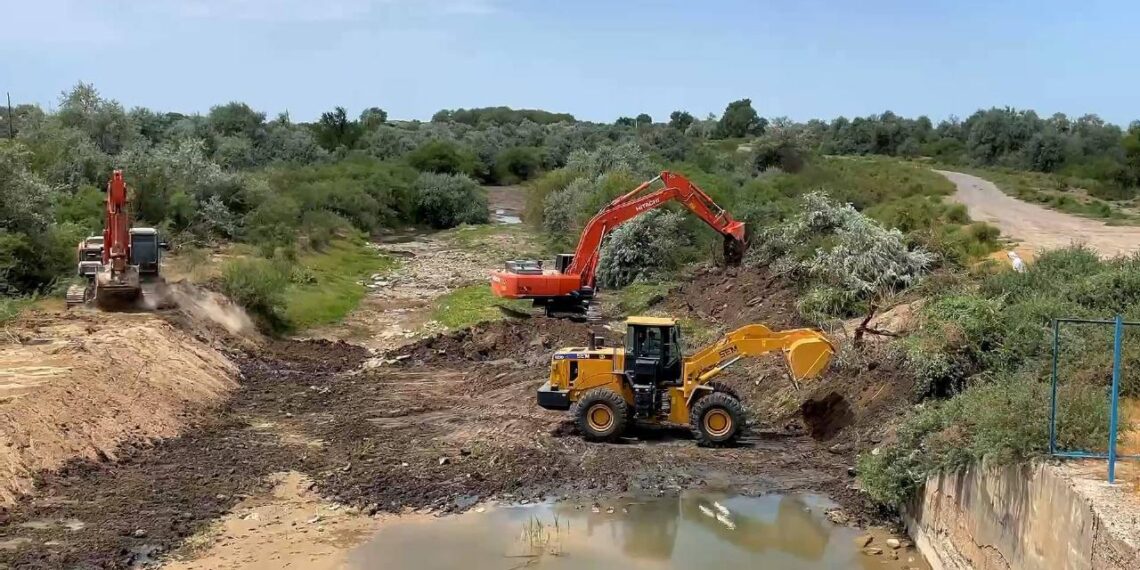 В Жамбылской области стартовала первая за 40 лет очистка Фурмановского обводного канала