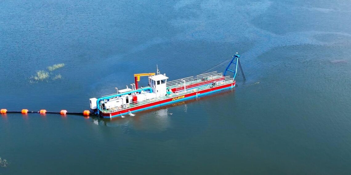 В Казахстане стартовала первая за 55 лет масштабная очистка Астанинского водохранилища