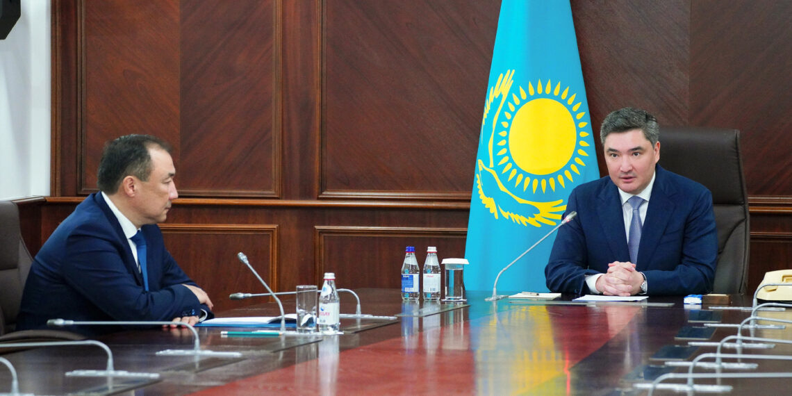 Премьер-министр РК представил коллективу Министерства транспорта нового министра