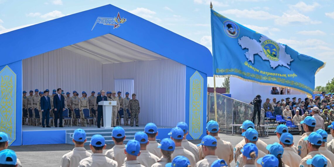 Глава государства дал старт XI международному военно-патриотическому сбору молодежи «Айбын»