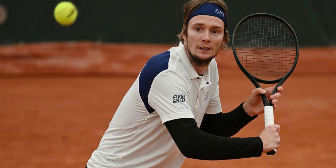 Теннисист Александр Бублик вышел в четвертьфинал турнира в Швейцарии