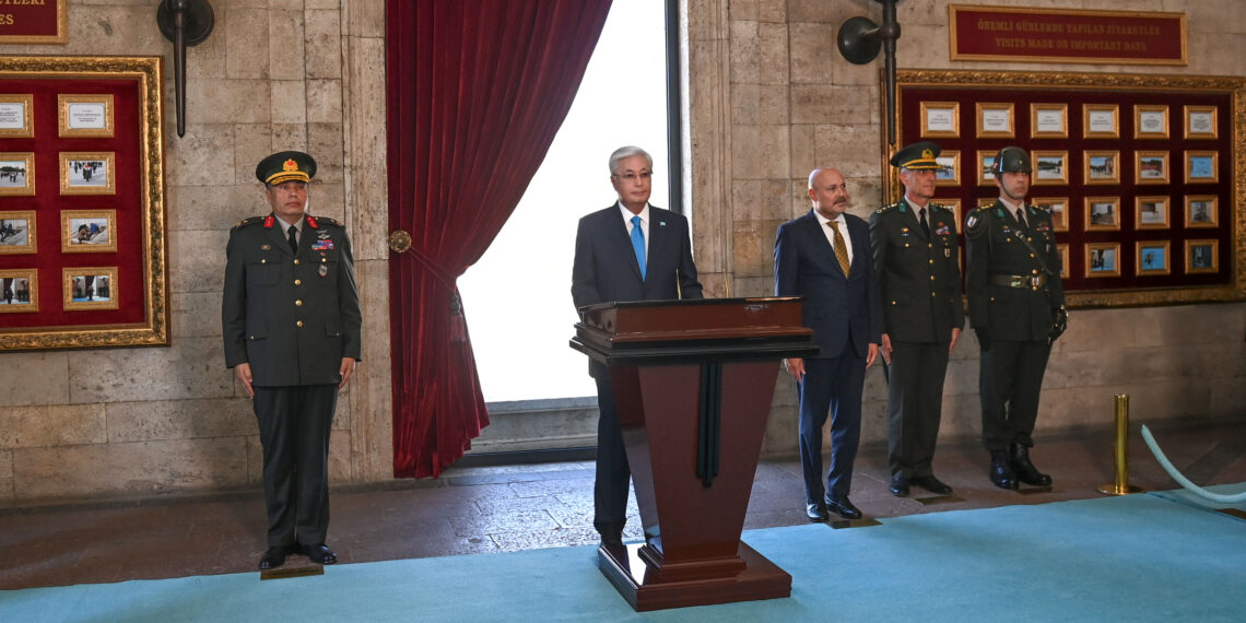 Президент Казахстана в Турции посетил мавзолей Мустафы Кемаля Ататюрка