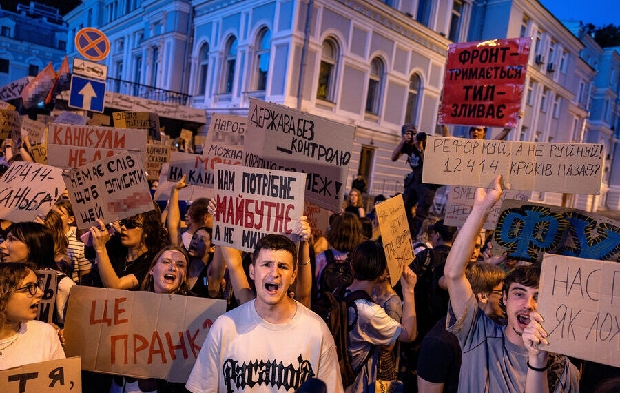 На Украине проходят митинги из-за подписания Зеленским закона против НАБУ и САП