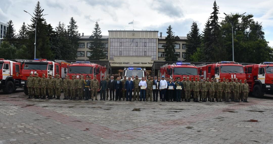 Министр МЧС вручил спасателям СКО ключи от новой техники