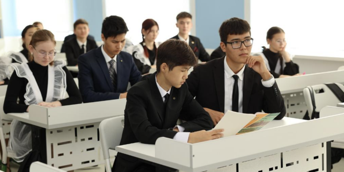 Минпросвещения определило сроки обучения и каникул для казахстанских школьников