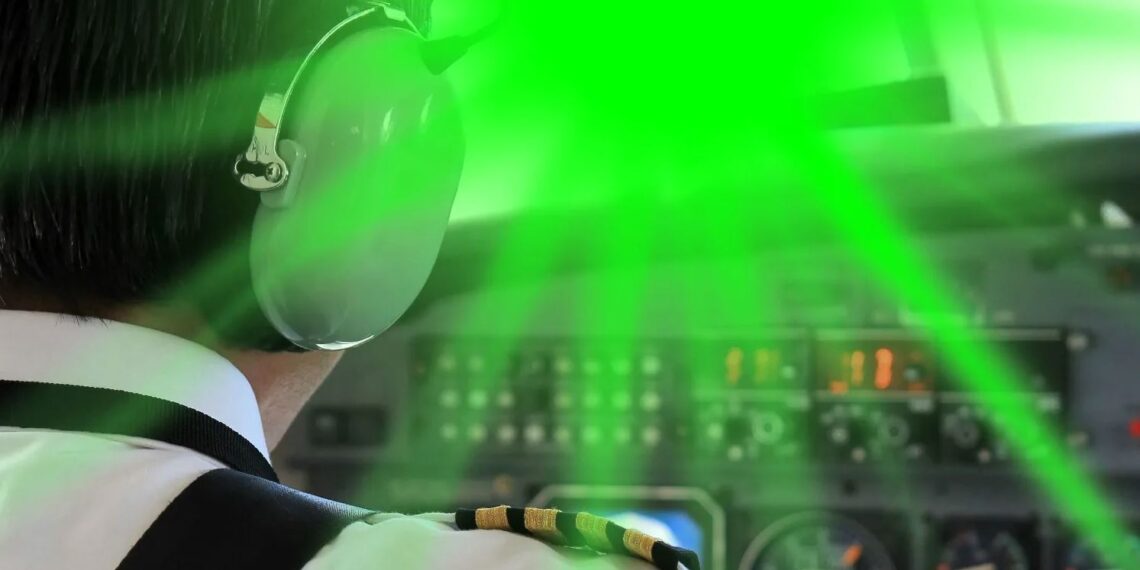 Казахстан вводит уголовную ответственность за ослепление пилотов лазером