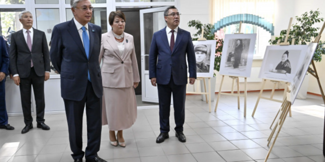 Касым-Жомарт Токаев в кыргызской столице посетил школу имени его отца