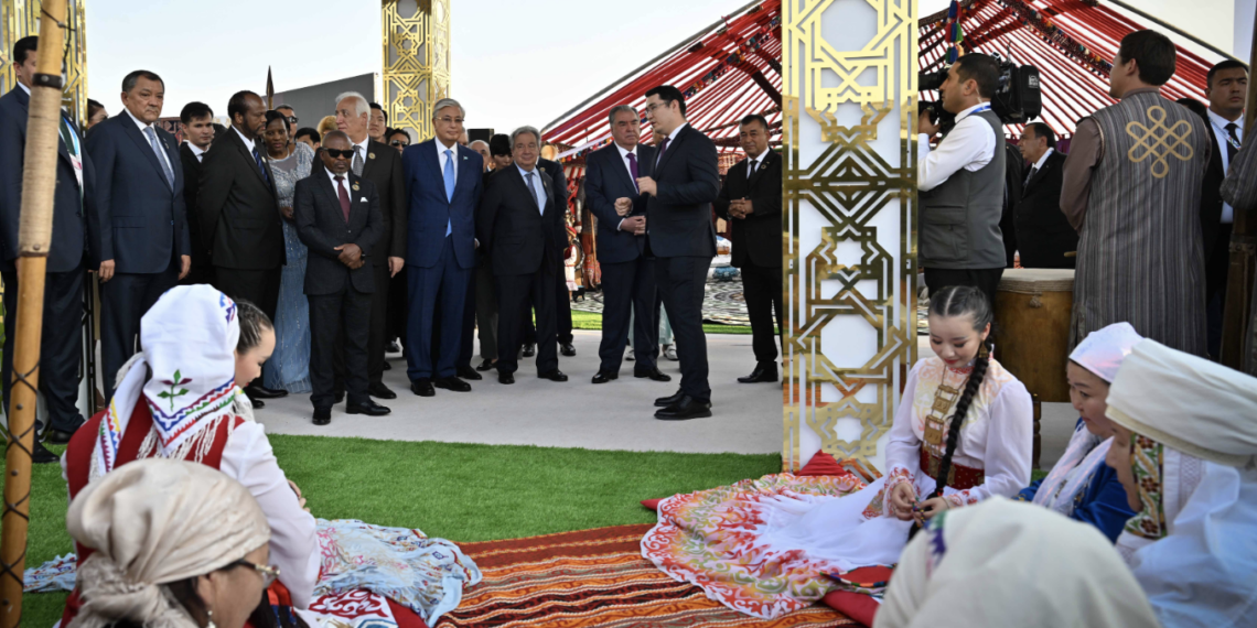 Глава государства посетил выставочные павильоны стран Центральной Азии
