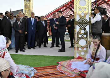 Глава государства посетил выставочные павильоны стран Центральной Азии
