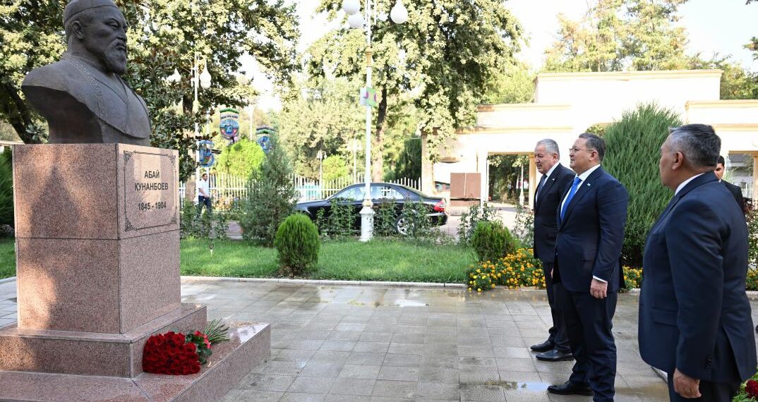 В Душанбе почтили память воинов-казахстанцев и поэта Абая Кунанбайулы