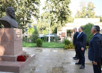 В Душанбе почтили память воинов-казахстанцев и поэта Абая Кунанбайулы