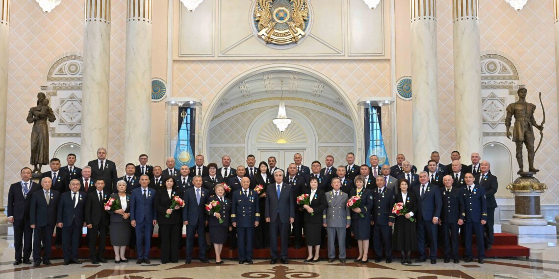 Касым-Жомарт Токаев наградил работников транспортной сферы