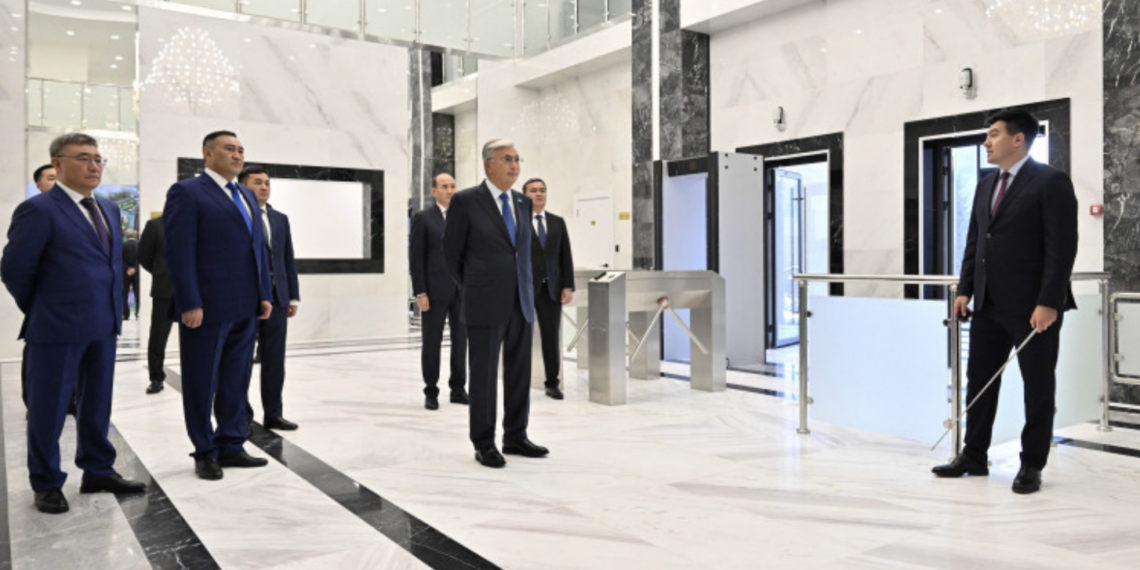 Глава государства посетил новое здание ДКНБ Астаны