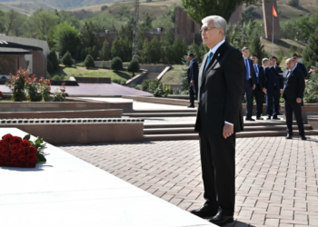 Токаев возложил цветы к Национальному историко-мемориальному комплексу «Ата-Бейит» в Бишкеке