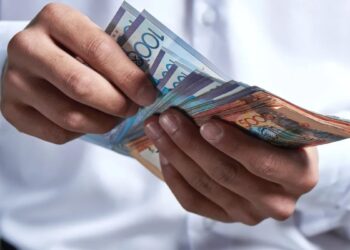 Зарплаты в Казахстане: где и в каких отраслях платят больше всего