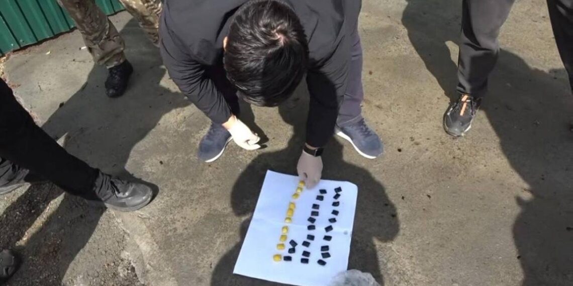 В ВКО сотрудники полиции изъяли мефедрон на миллион тенге