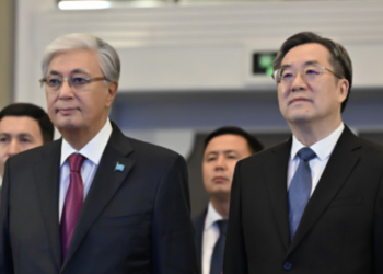 Токаев принял участие в церемонии открытия завода по производству компонентов для ветроэнергетики в Жамбылской области