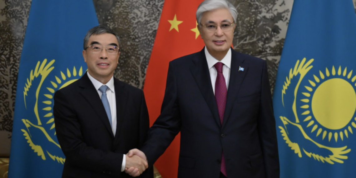 Глава государства провел встречу с председателем Совета директоров Huawei Technologies Co. LTD