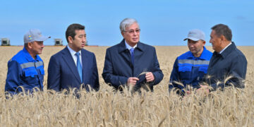 Президент ознакомился с ходом уборочной кампании в Акмолинской области