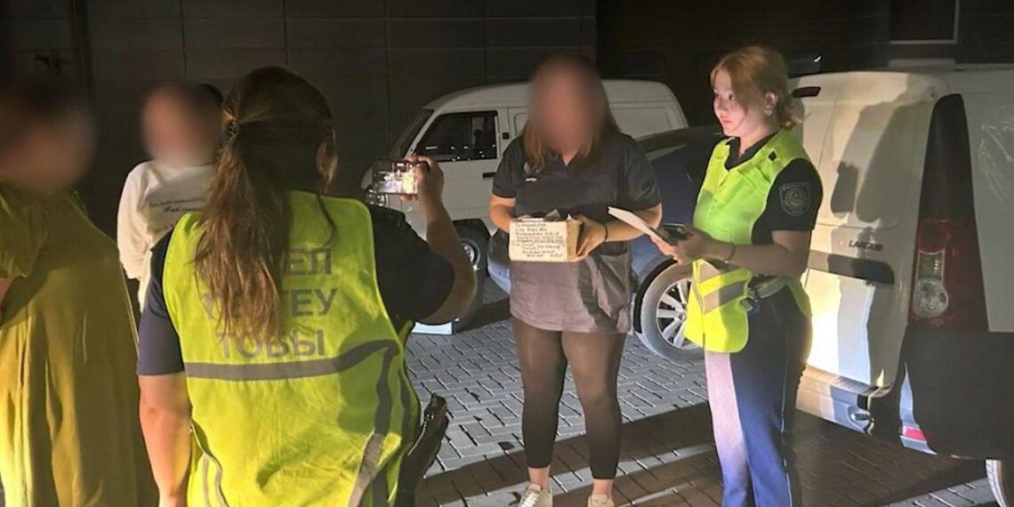 В Алматы полицейские пресекли канал доставки психотропных веществ