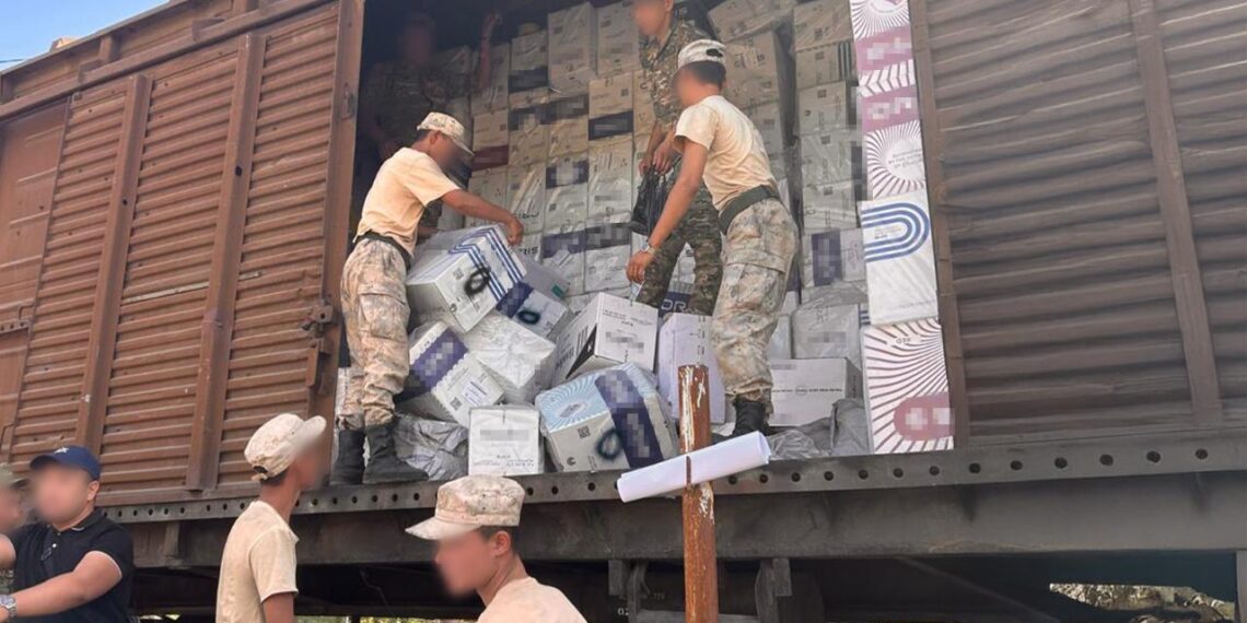 Погранслужба КНБ РК пресекла незаконный ввоз в страну крупной партии сигарет