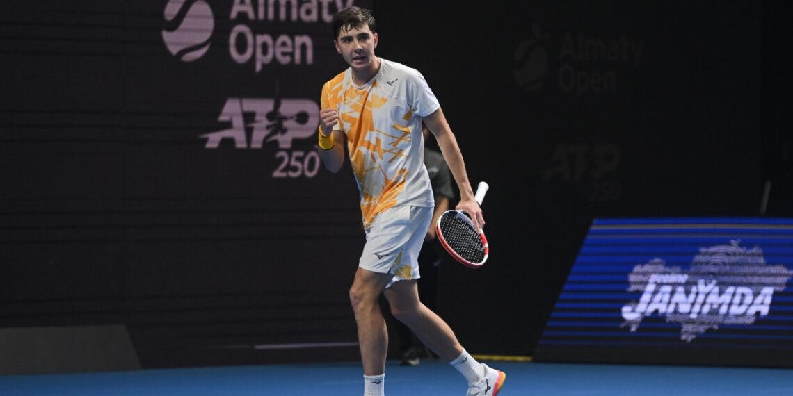 Теннисист Александр Шевченко успешно стартовал на турнире в Алматы