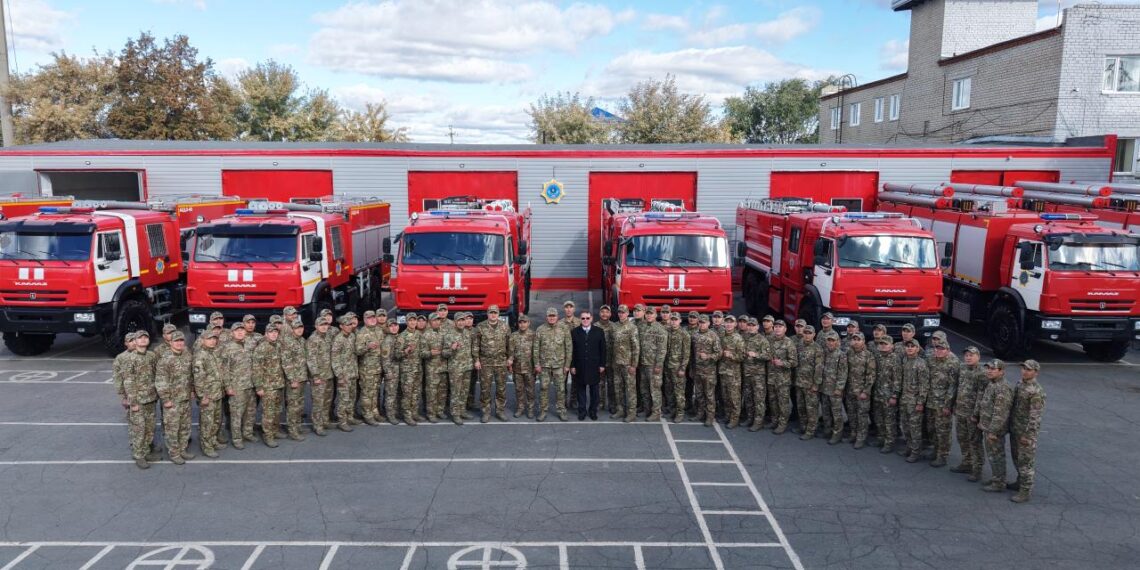 Министр МЧС вручил костанайским спасателям ключи от новой пожарной техники