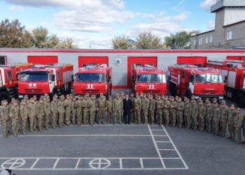 Министр МЧС вручил костанайским спасателям ключи от новой пожарной техники