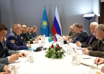 Министр обороны РК провел переговоры с главой оборонного ведомства России