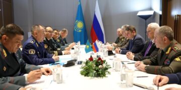 Министр обороны РК провел переговоры с главой оборонного ведомства России