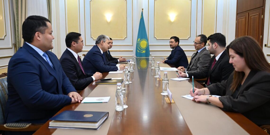 Глава МИД Казахстана встретился с генсеком ТюркПА