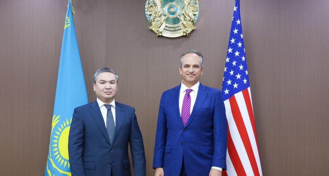 Министр промышленности и строительства РК встретился с руководством Dynamic Aviation