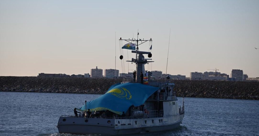 Казахстанские военные моряки пронесли Государственный флаг страны по Каспию