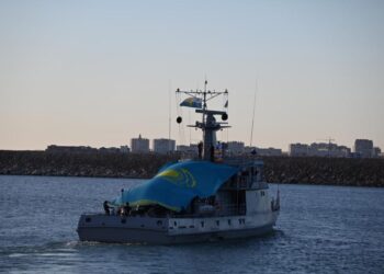 Казахстанские военные моряки пронесли Государственный флаг страны по Каспию