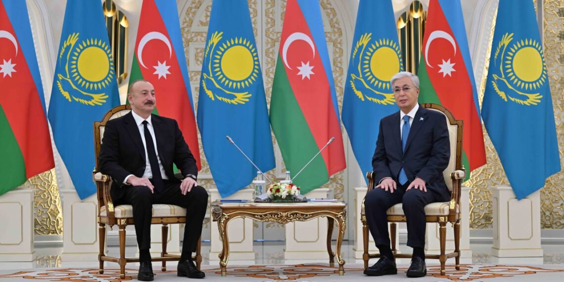 Касым-Жомарт Токаев провел переговоры с Ильхамом Алиевым