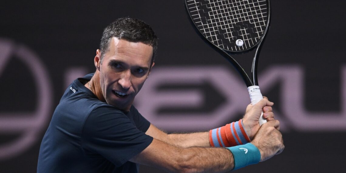 Михаил Кукушкин успешно стартовал на теннисном турнире в Алматы