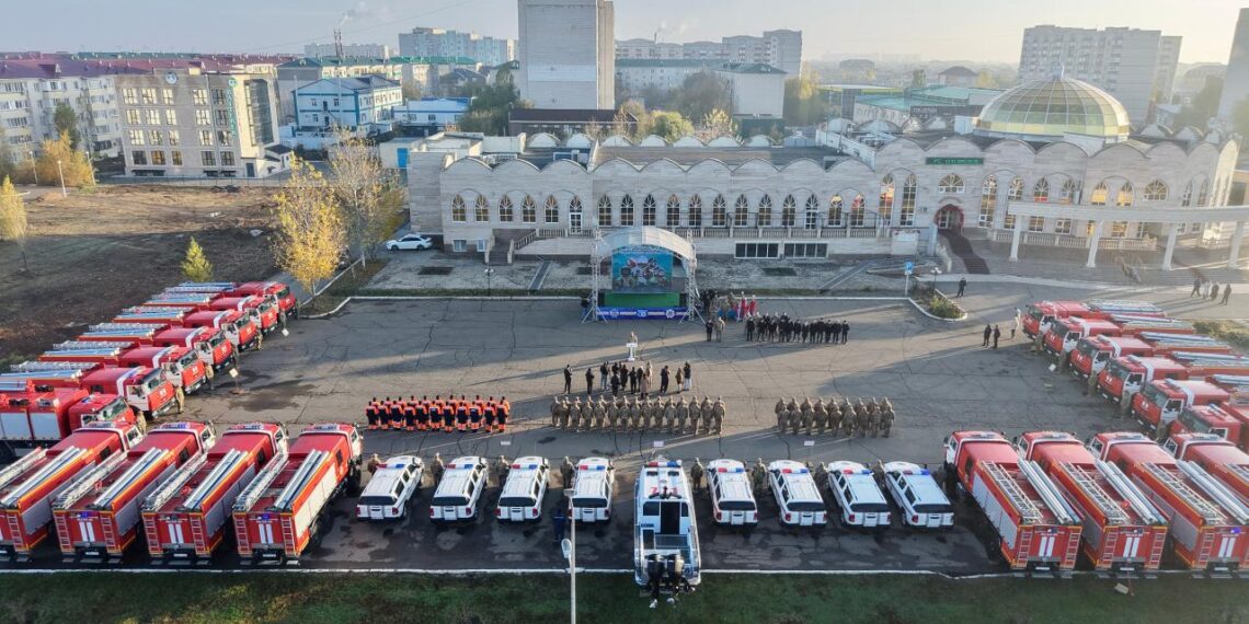 Глава МЧС Казахстана вручил новую технику спасателям ЗКО