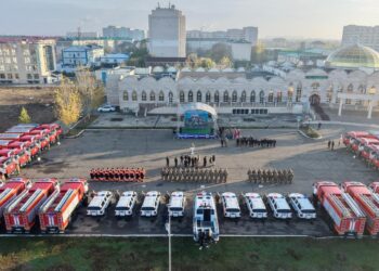 Глава МЧС Казахстана вручил новую технику спасателям ЗКО