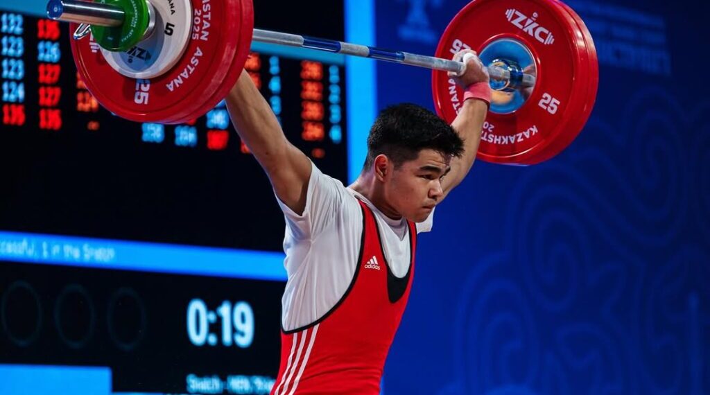 Штангист Нуржан Жумабай завоевал «золото» на юношеской Азиаде и установил рекорд