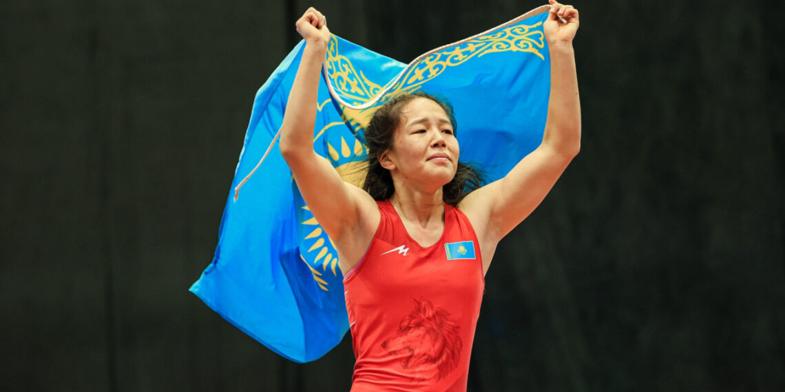 Президент Казахстана поздравил Шугылу Омирбек с победой на ЧМ по женской борьбе U23