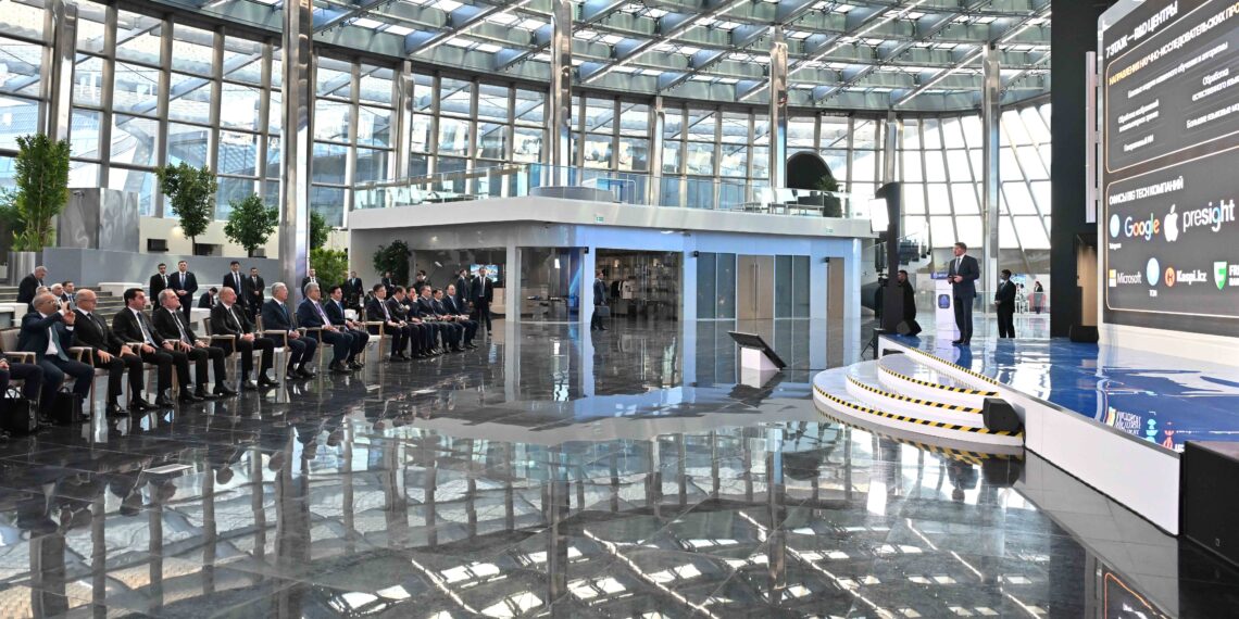 Токаев и Алиев посетили Международный центр искусственного интеллекта Alem.AI