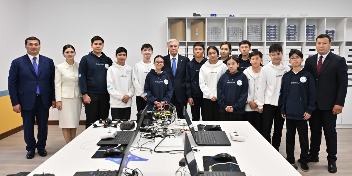 Глава государства ознакомился с деятельностью творческо-инновационной академии «Сыр жұлдыздары»