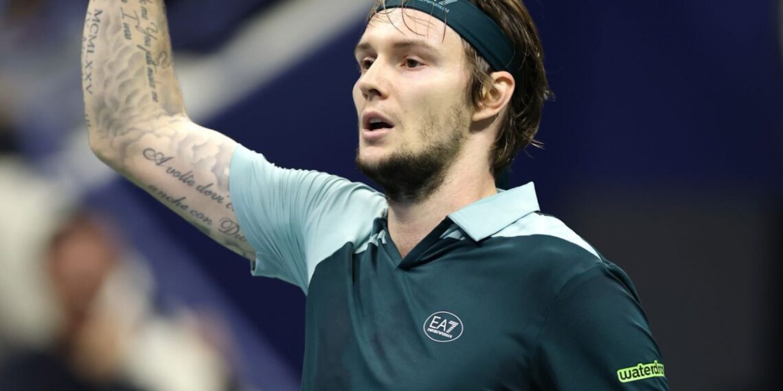 Теннисист Александр Бублик пробился в полуфинал «Мастерса» в Париже